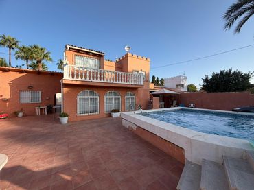 Villa mit Pool zum Verkauf in Rincón de Loix