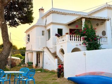 Maison mitoyenne avec balcon à vendre à Cala en Blanes
