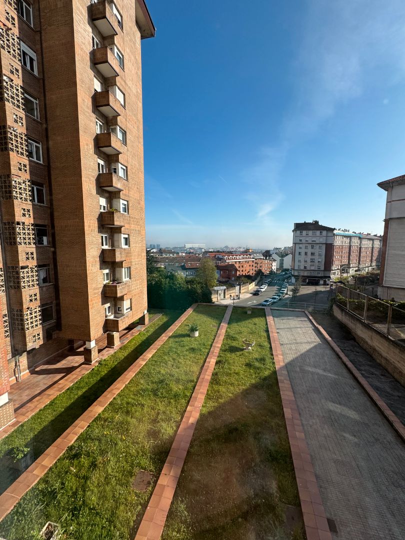 Vista exterior de Pis en venda en Oviedo  amb Calefacció, Moblat i Forn