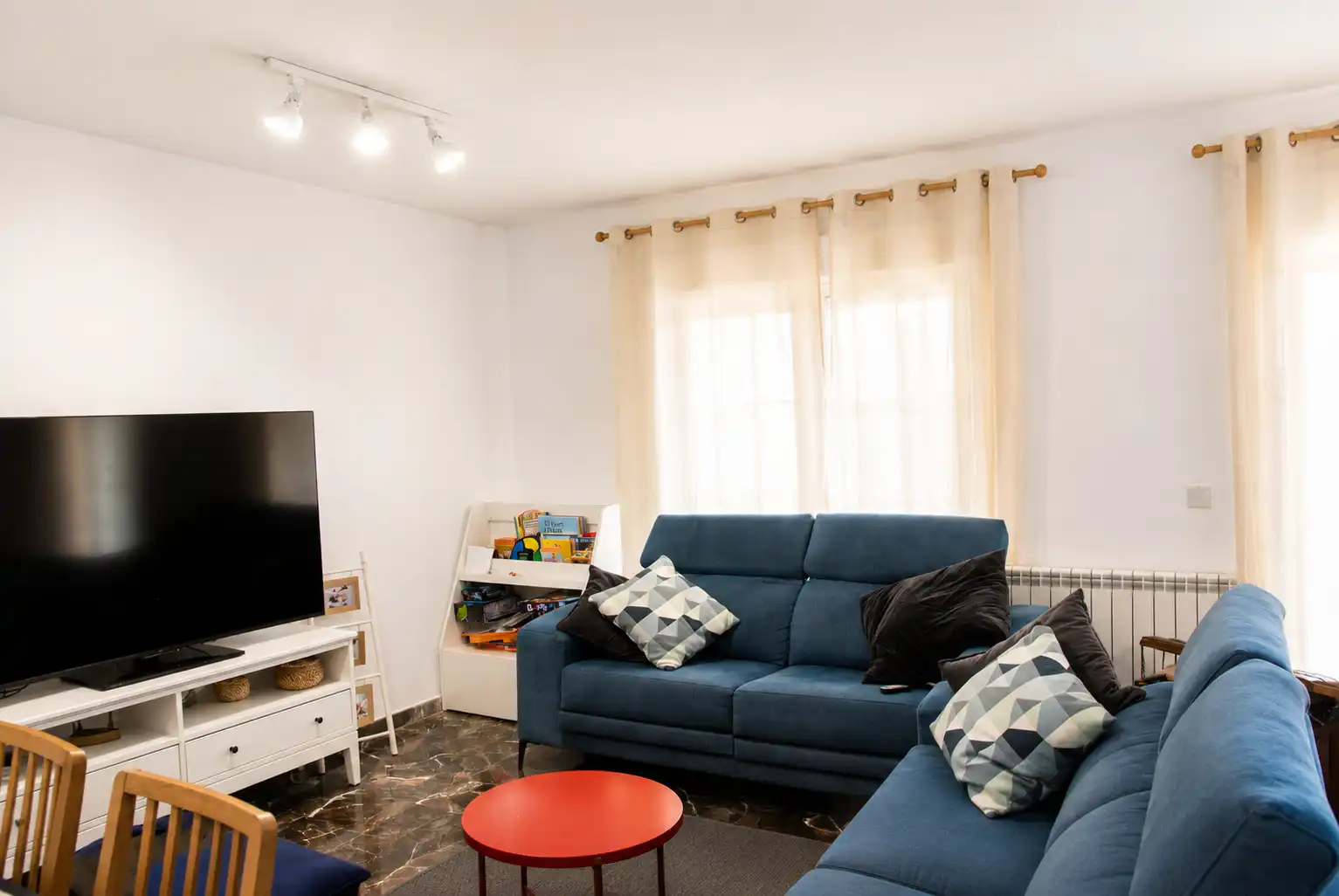 Wohnzimmer von Einfamilien-Reihenhaus zum Verkauf in Valdemorillo mit Privatgarten, Terrasse und Abstellraum