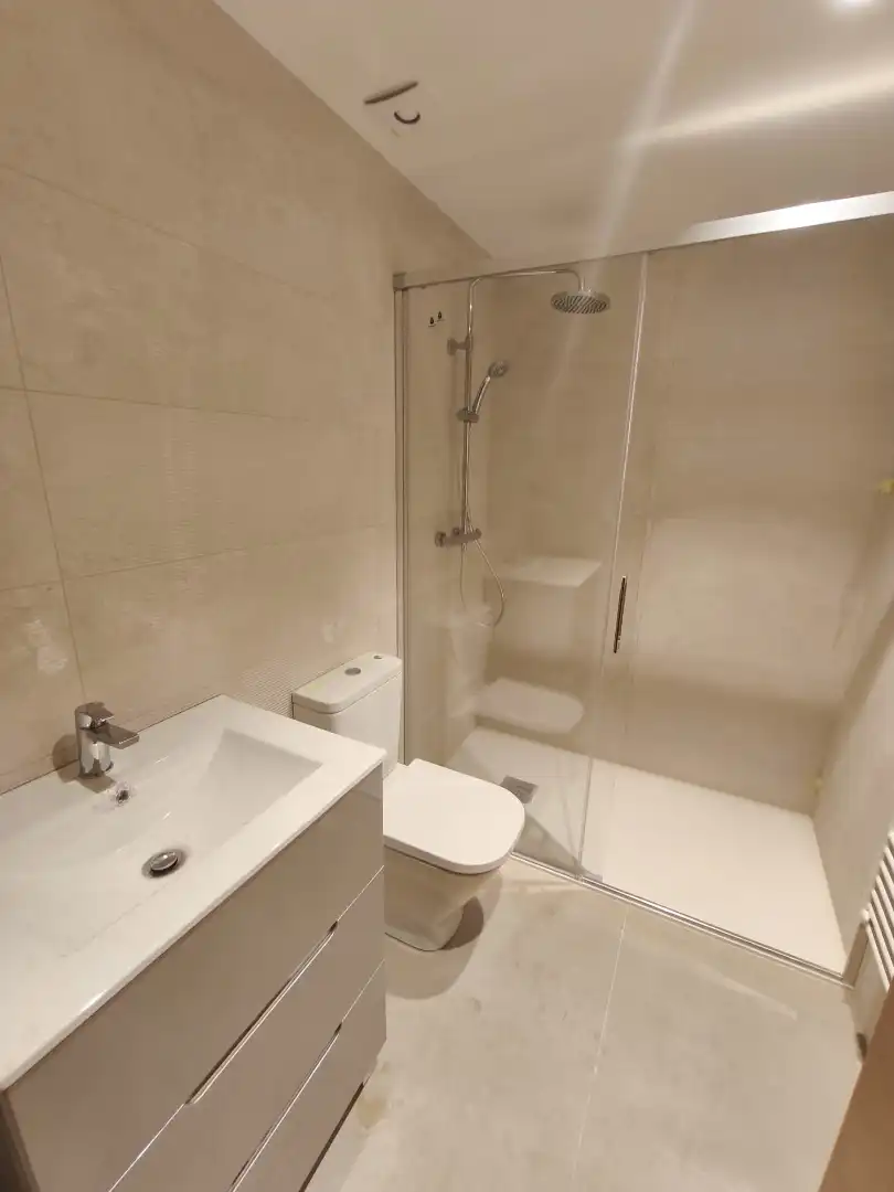 Badezimmer von Wohnung zum Verkauf in Ourense Capital  mit Heizung, Parkett und Ofen