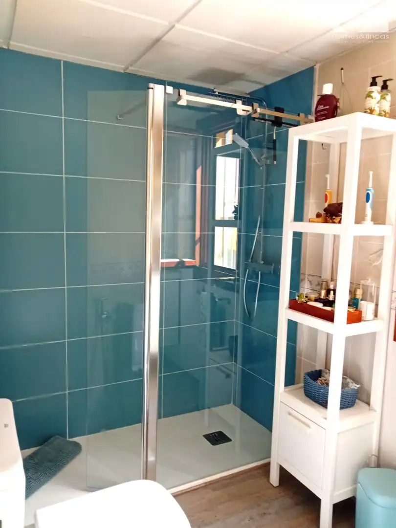 Badezimmer von Wohnung zum Verkauf in Ayamonte mit Klimaanlage, Privatgarten und Möbliert
