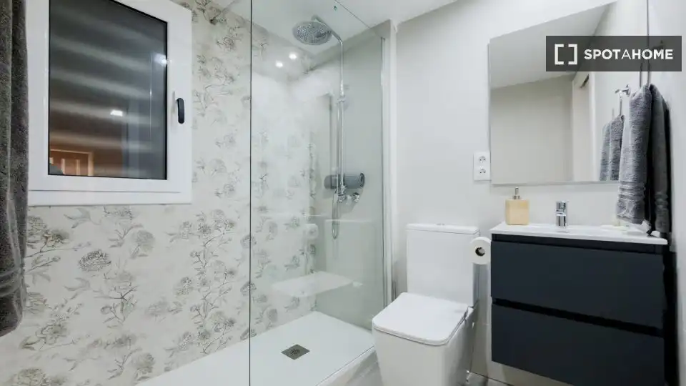 Bathroom of Flat for rent in  Barcelona Capital  with Air Conditioner, Heating and Furnished