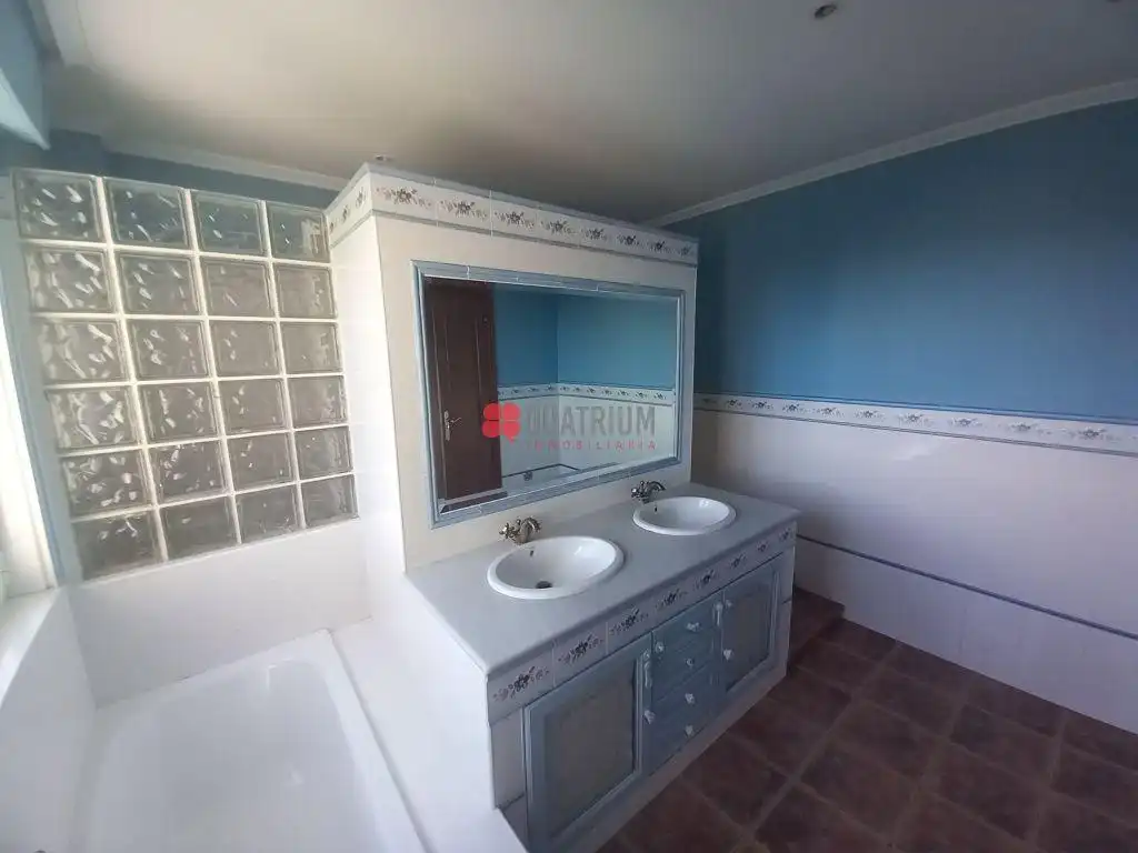 Baño de Casa o chalet de alquiler en Santiago de Compostela  con Calefacción, Jardín privado y Trastero
