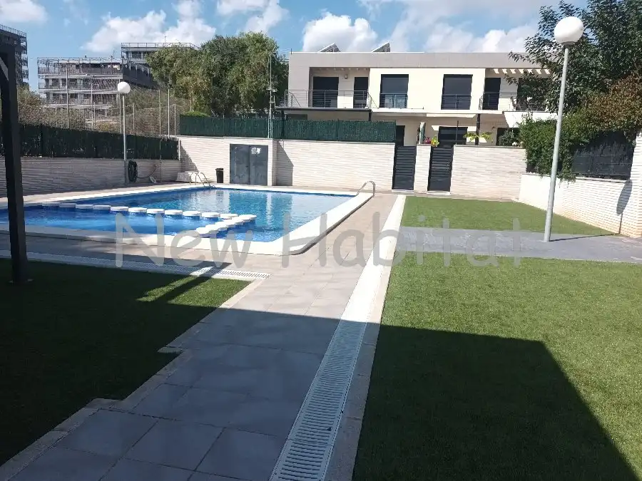 Piscina de Casa adosada en venta en Castellón de la Plana / Castelló de la Plana con Aire acondicionado, Jardín privado y Terraza