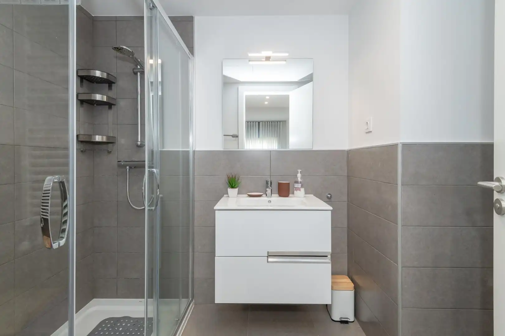 Bany de Apartament de lloguer en Girona amb Parquet i Piscina comunitària