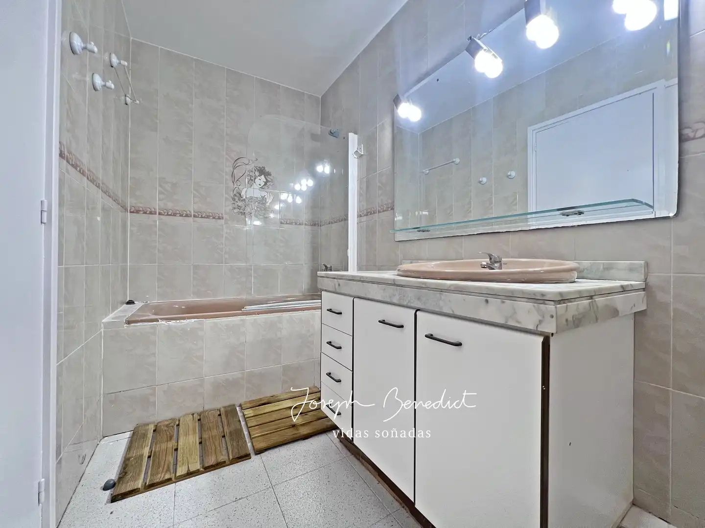 Baño de Piso en venta en Castelldefels con Terraza, Horno y Balcón