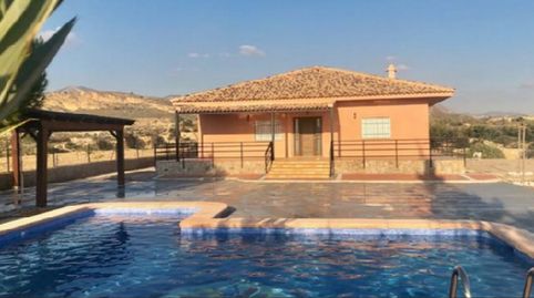 !CDATAEspectacular chalet con piscina 3habit. parcela 2.00m2 en Abanilla