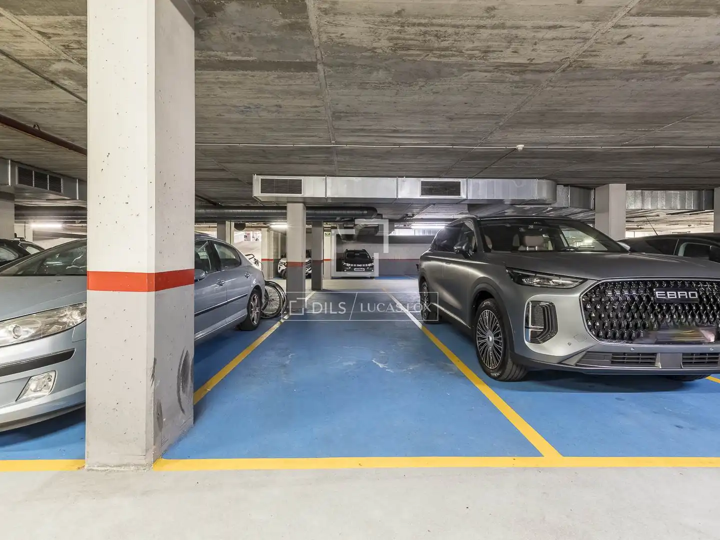 Parkplatz von Wohnung zum Verkauf in Barcelona mit Klimaanlage, Heizung und Privatgarten