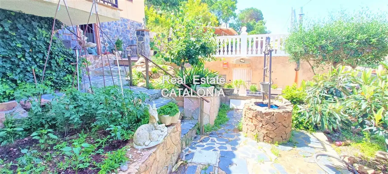 Vista exterior de Casa o xalet en venda en Lloret de Mar amb Calefacció, Jardí privat i Terrassa