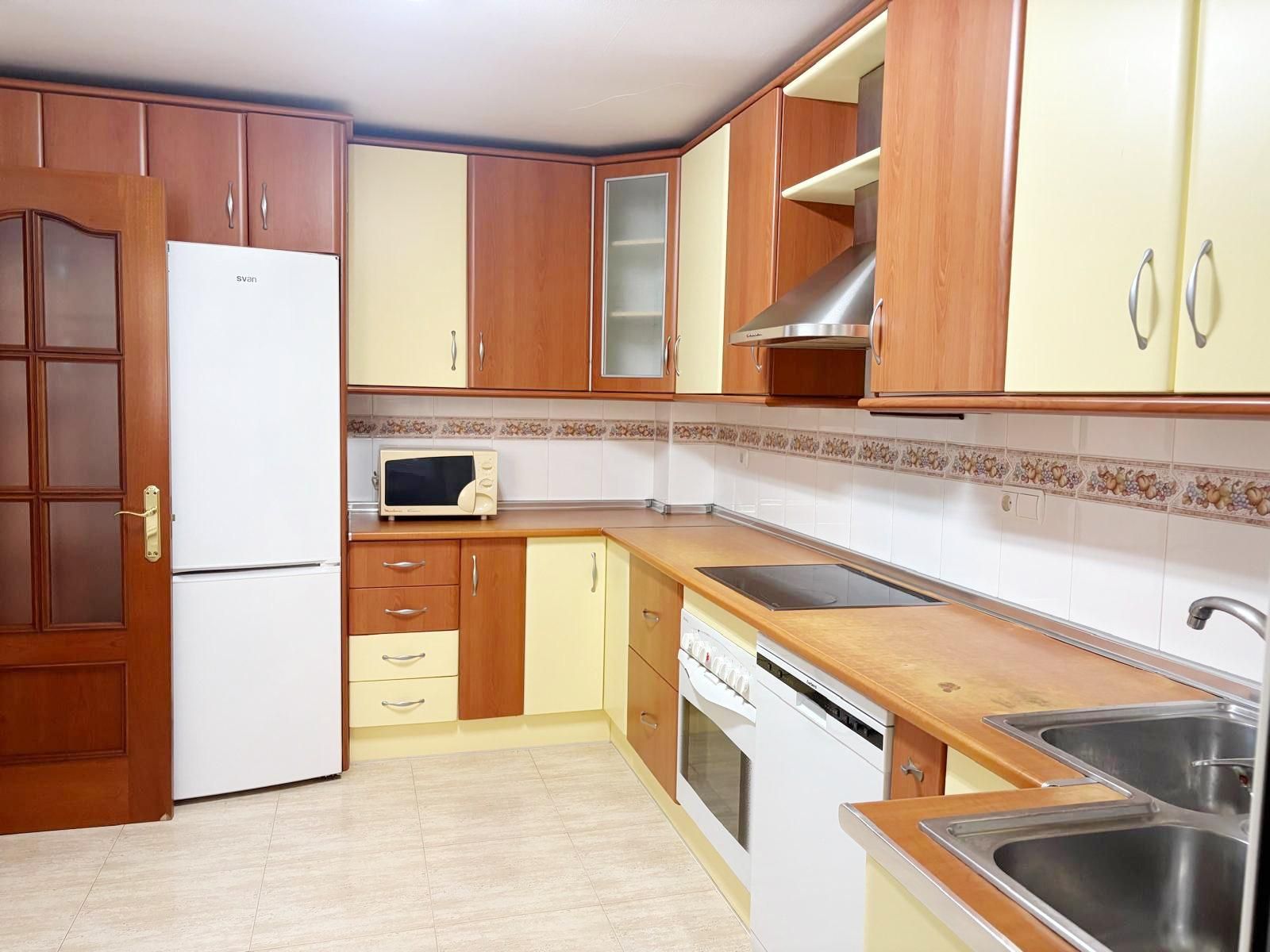 Cuina de Casa adosada en venda en  Almería Capital amb Aire condicionat, Jardí privat i Terrassa