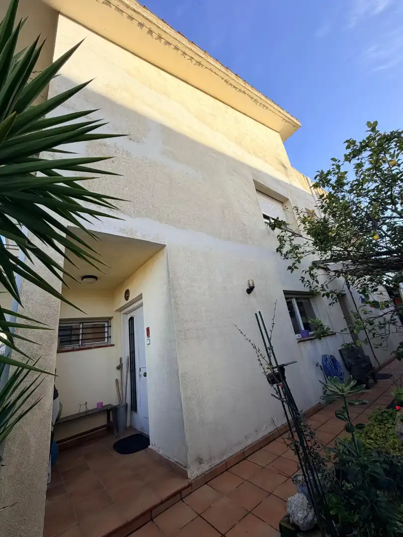 Vista exterior de Casa adosada en venda en Malgrat de Mar amb Aire condicionat, Calefacció i Jardí privat