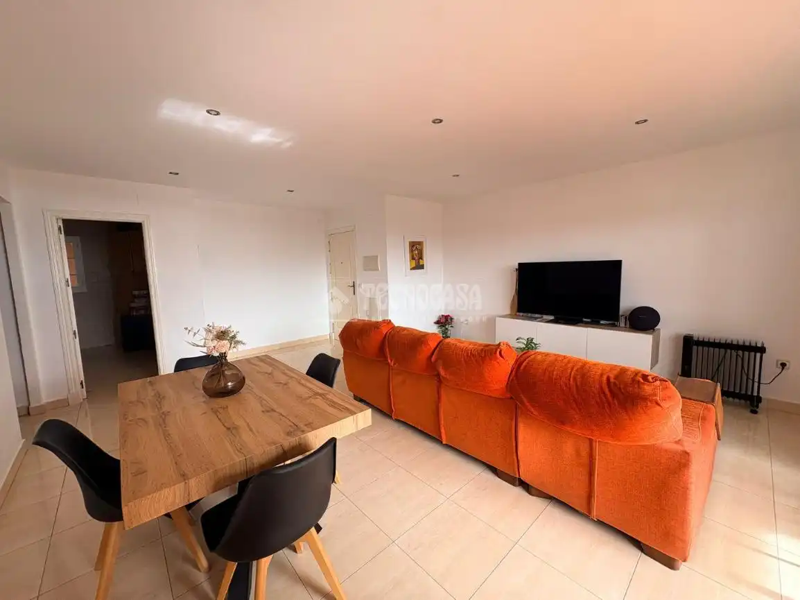 Sala de estar de Piso en venta en Manilva con Aire acondicionado, Terraza y Piscina comunitaria