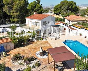 Vista exterior de Casa o xalet en venda en Busot amb Aire condicionat, Jardí privat i Piscina