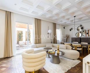 Sala d'estar de Apartament en venda en  Madrid Capital amb Aire condicionat, Calefacció i Parquet