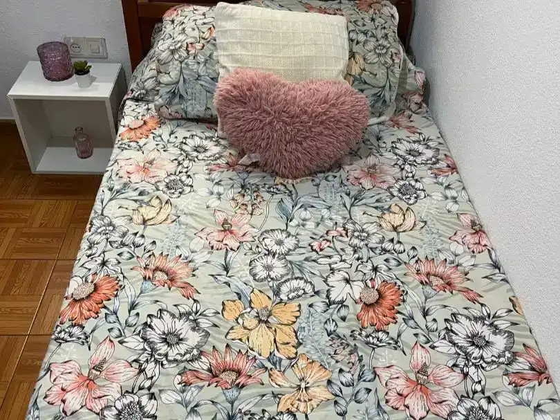 Dormitori de Pis per a compartir en Algeciras amb Parquet, Moblat i Balcó