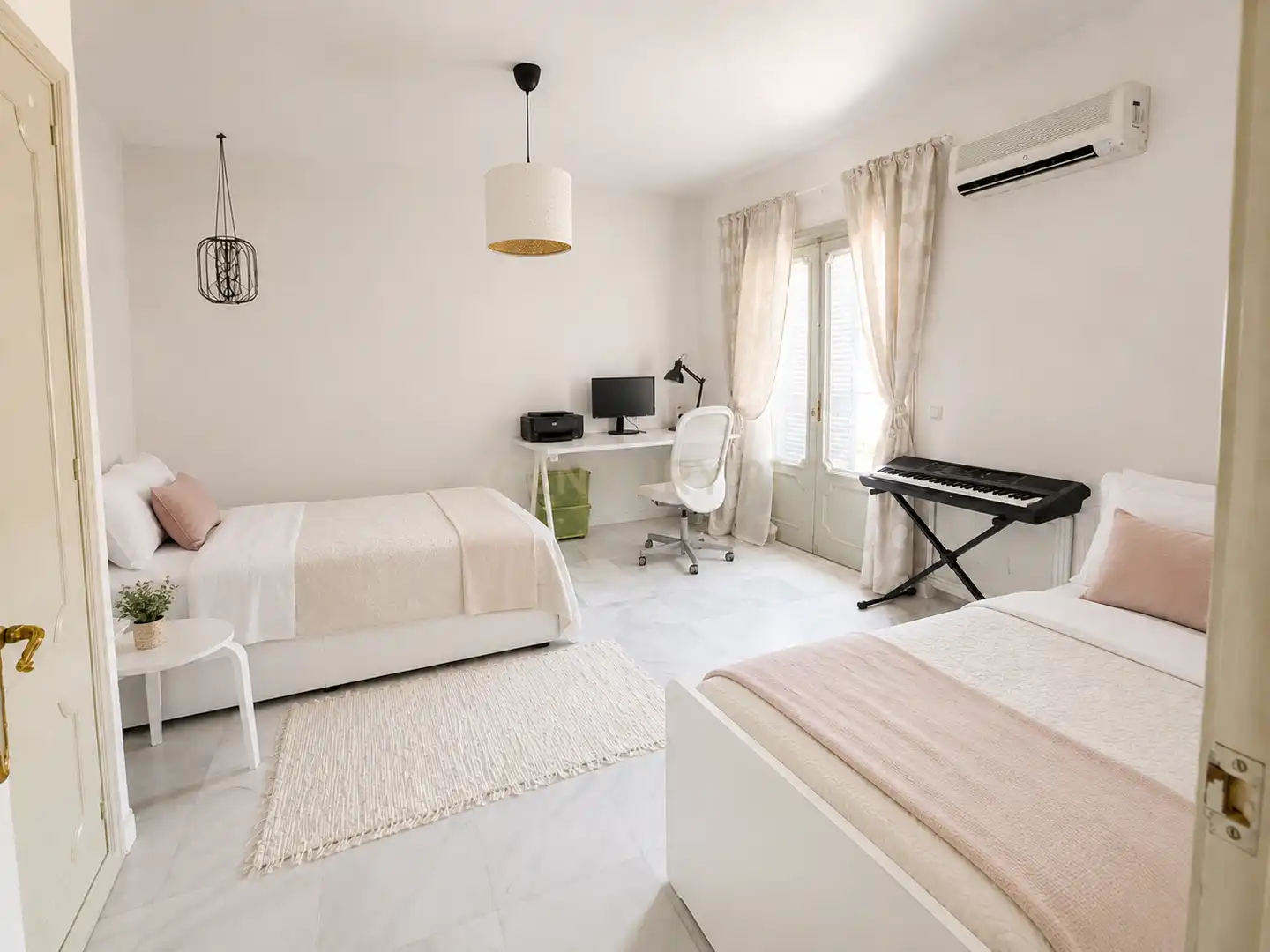 Dormitori de Apartament de lloguer en Benalmádena amb Aire condicionat, Jardí privat i Piscina