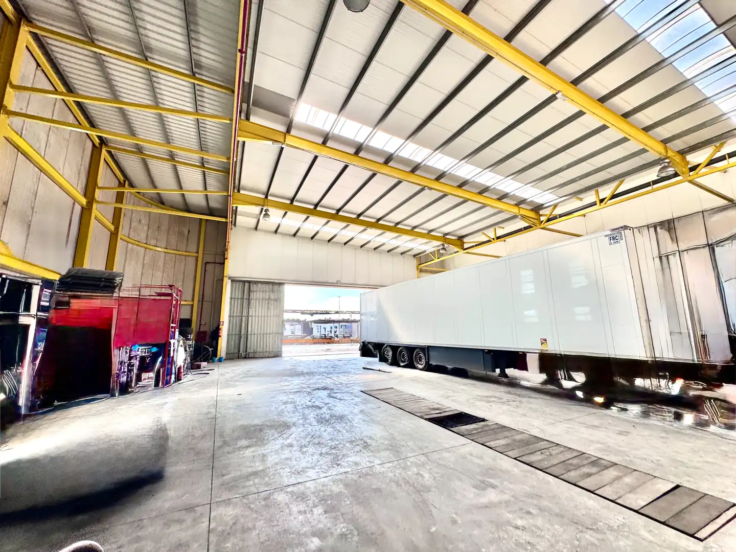 Parkplatz von Fabrikhallen zum Verkauf in El Ejido mit Alarm