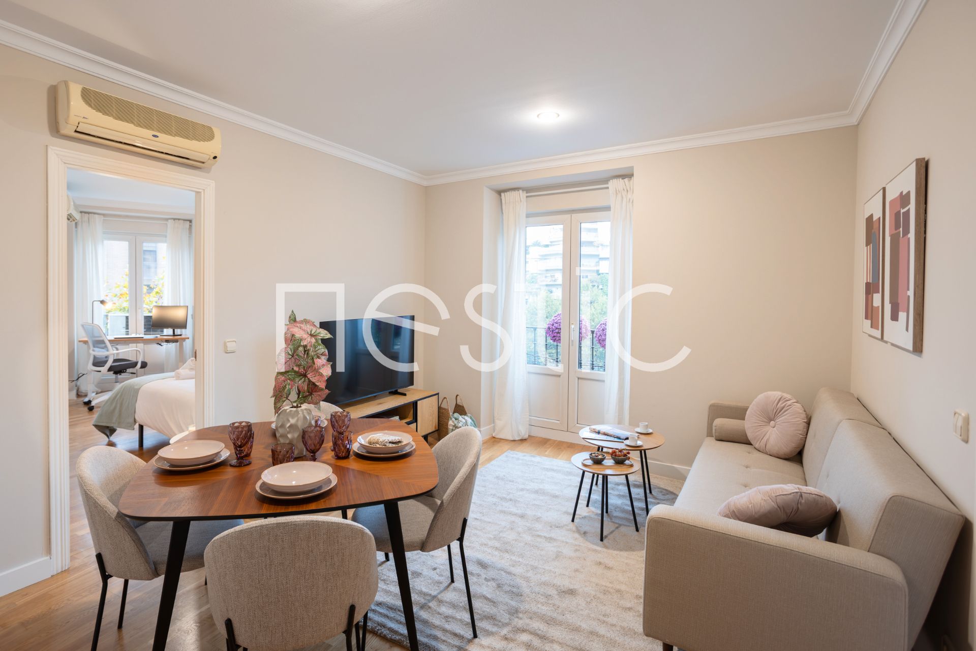 Sala d'estar de Apartament de lloguer en  Madrid Capital amb Aire condicionat, Calefacció i Moblat