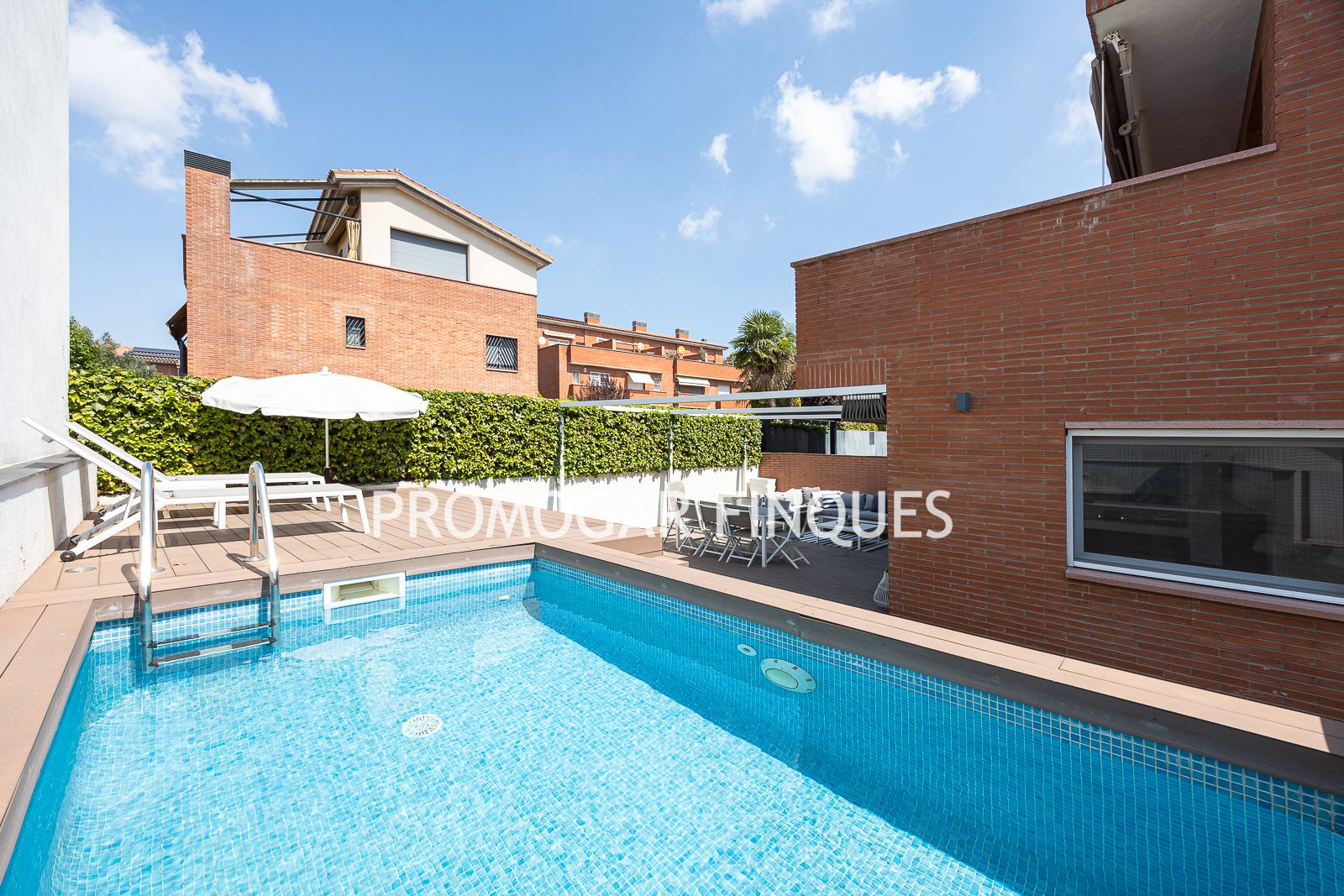 Piscina de Casa adosada en venda en Sant Joan Despí amb Aire condicionat, Calefacció i Jardí privat