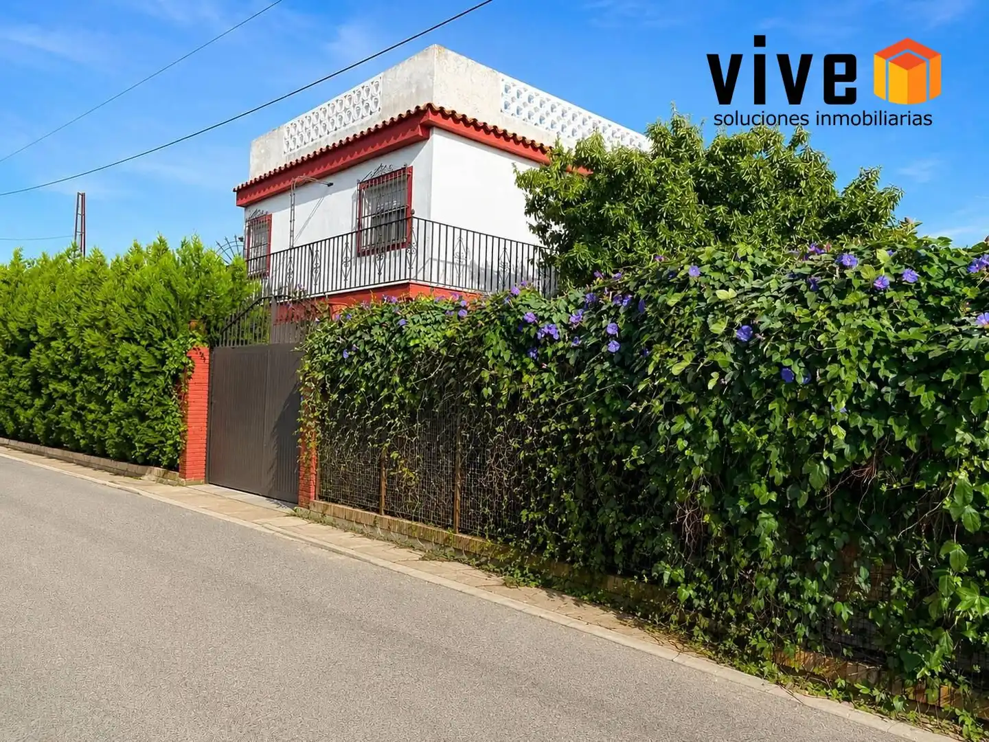Vista exterior de Casa adosada en venta en Mairena del Aljarafe con Aire acondicionado, Calefacción y Jardín privado