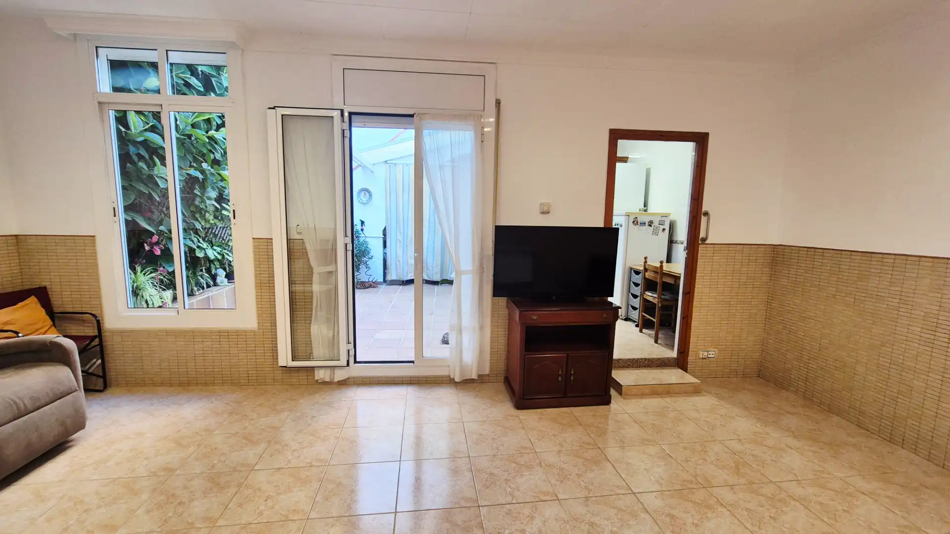 Sala d'estar de Casa o xalet en venda en Arenys de Mar amb Calefacció, Terrassa i Moblat