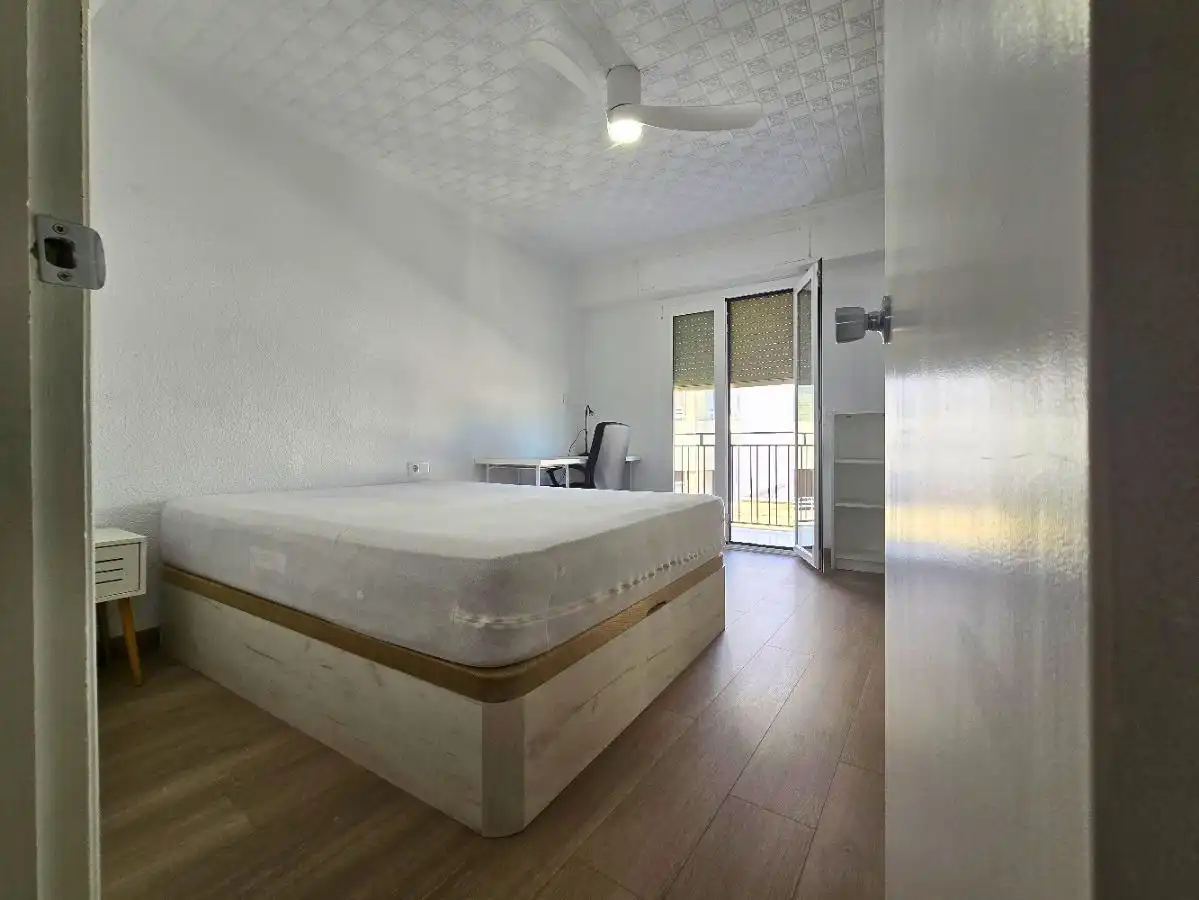 Habitación de Piso de alquiler en Elche / Elx con Amueblado y Balcón