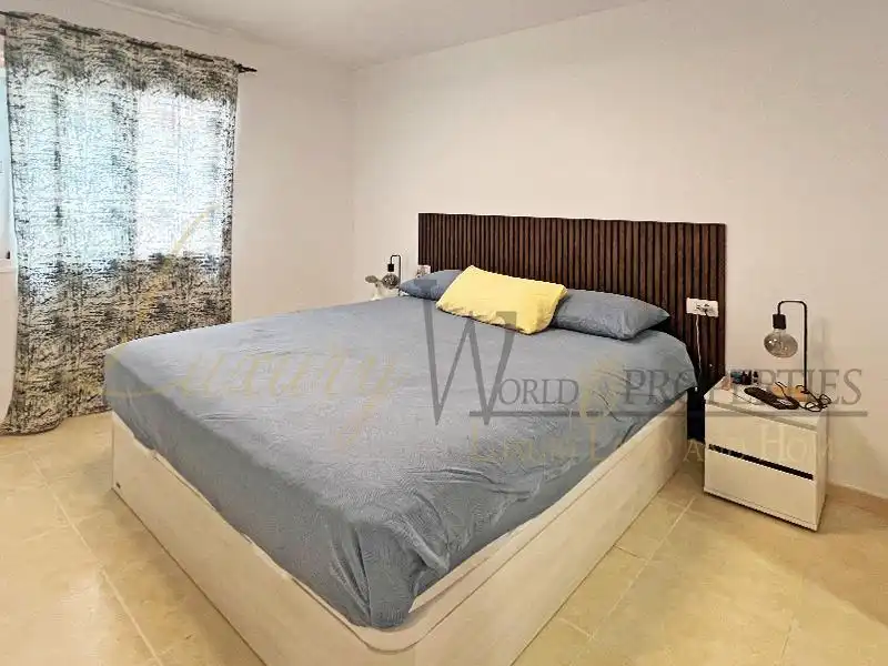 Schlafzimmer von Dachboden zum Verkauf in Arona mit Klimaanlage, Terrasse und Abstellraum