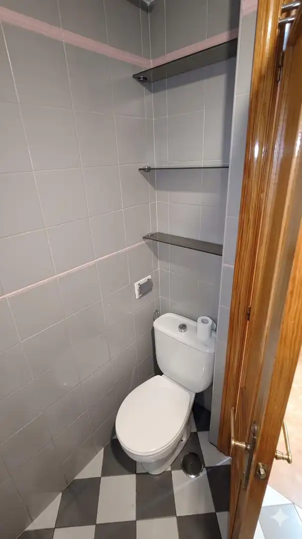 Bathroom of Flat for rent in Granada  with Heating, Furnished and Balcony