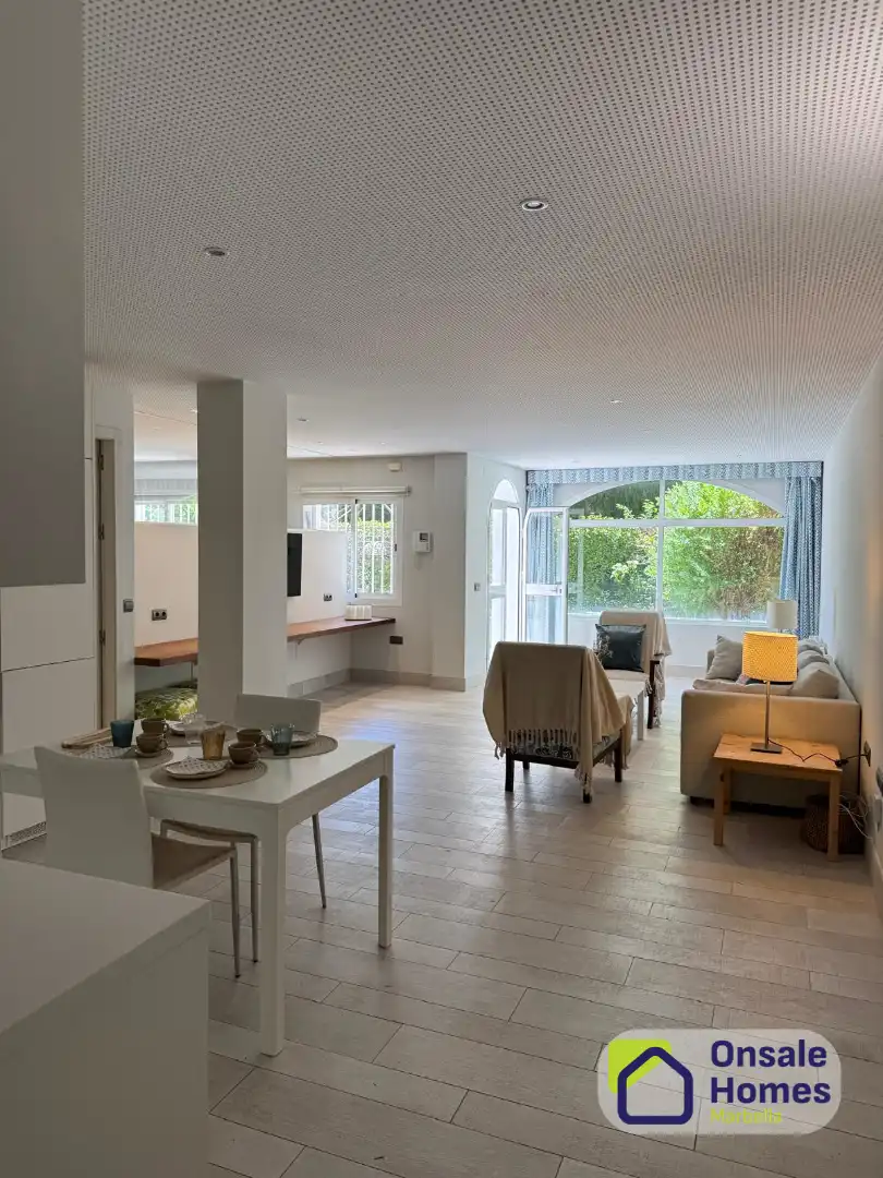 Wohnzimmer von Wohnungen zur Miete in Marbella mit Klimaanlage, Privatgarten und Gemeinschaftspool