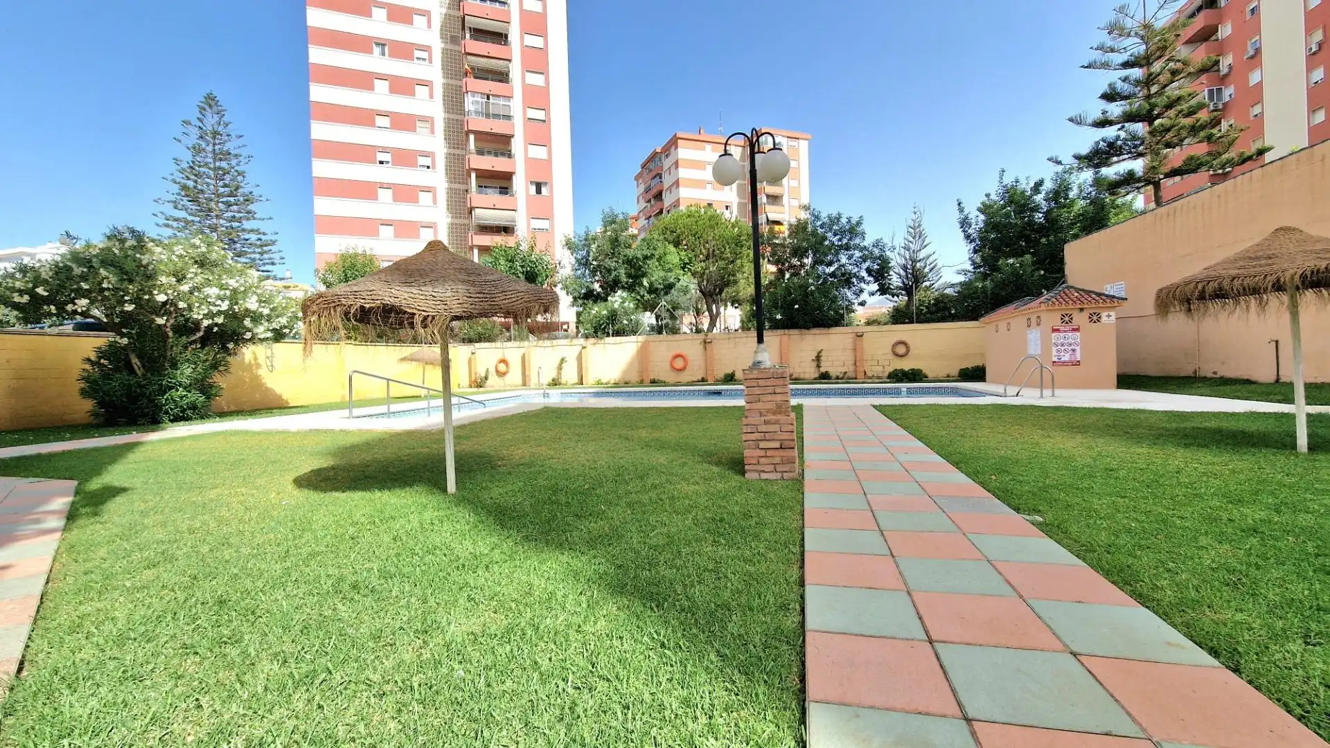 Vista exterior de Estudi en venda en Fuengirola amb Aire condicionat, Calefacció i Jardí privat