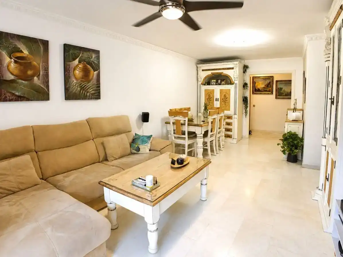 Sala d'estar de Pis en venda en Estepona amb Aire condicionat, Piscina i Balcó