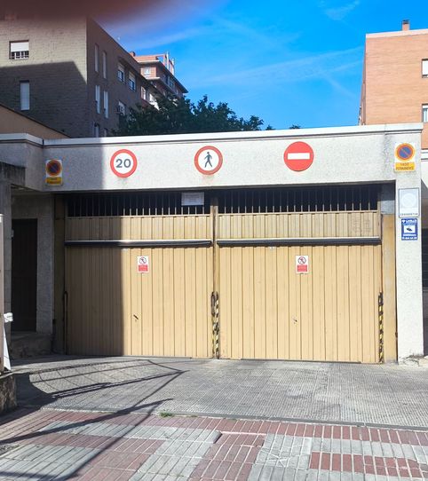 Foto 2 de Garaje en venta en Calle de Longares, 8, Rosas - Musas, Madrid Capital
