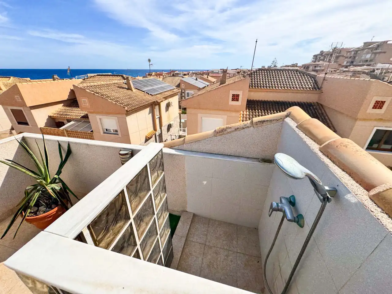 Vista exterior de Casa adosada en venda en Torrevieja amb Aire condicionat, Calefacció i Jardí privat