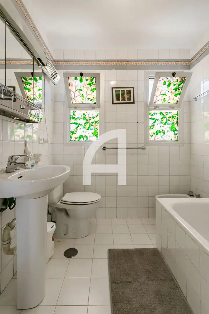 Badezimmer von Einfamilien-Reihenhaus zum Verkauf in Estepona mit Heizung, Terrasse und Schwimmbad