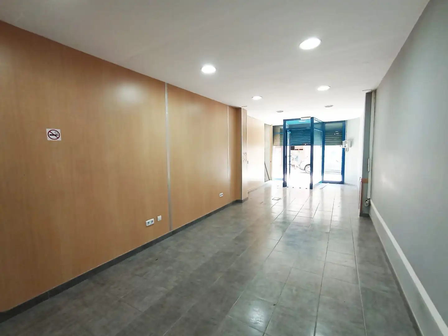 Local comercial de lloguer a Lluis Puigjaner 8