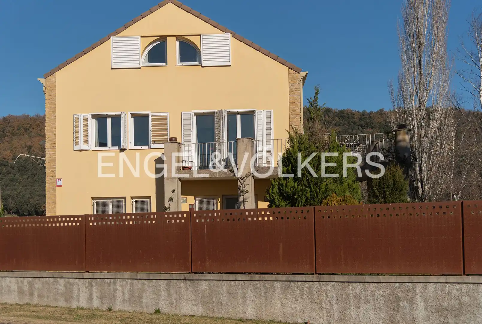 Vista exterior de Casa o xalet en venda en La Vall d'en Bas amb Aire condicionat, Calefacció i Jardí privat