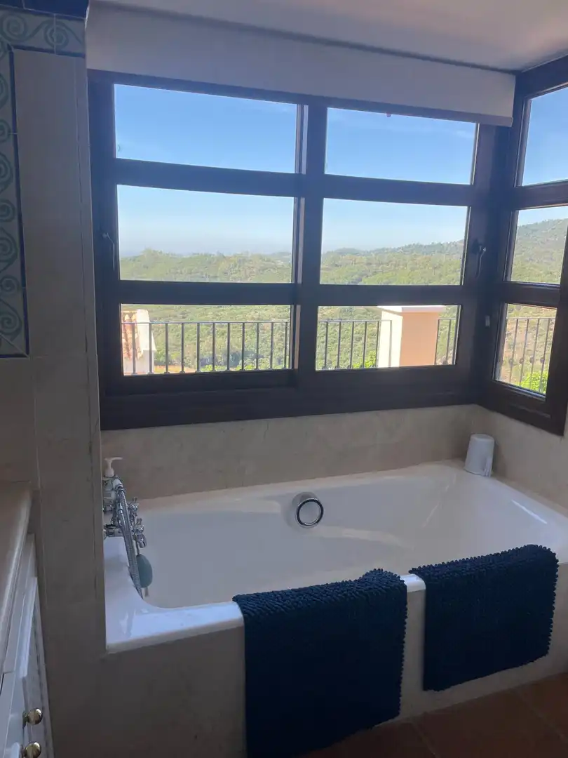 Baño de Casa adosada en venta en Benahavís con Aire acondicionado, Jardín privado y Terraza