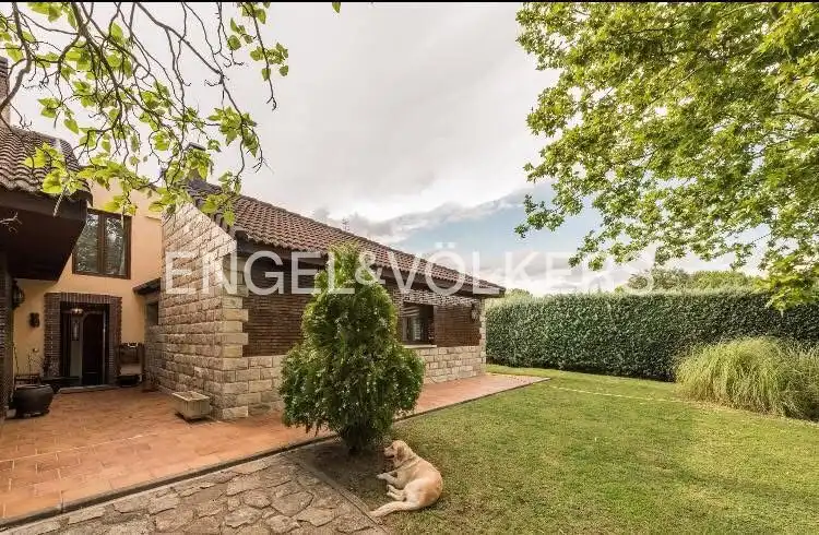 Vista exterior de Casa o chalet en venta en Villanueva de la Cañada con Aire acondicionado, Calefacción y Jardín privado