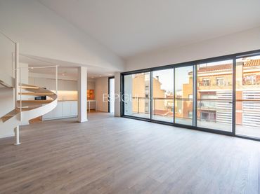 Attique avec balcon à vendre à Barcelona