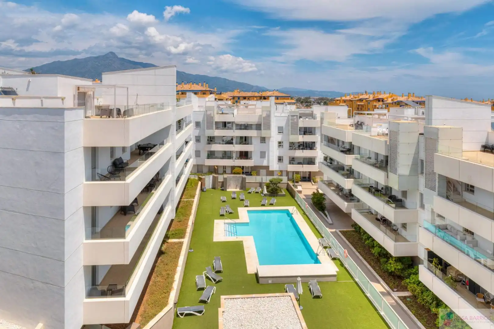 Vista exterior de Ático en venta en Marbella con Terraza y Piscina comunitaria