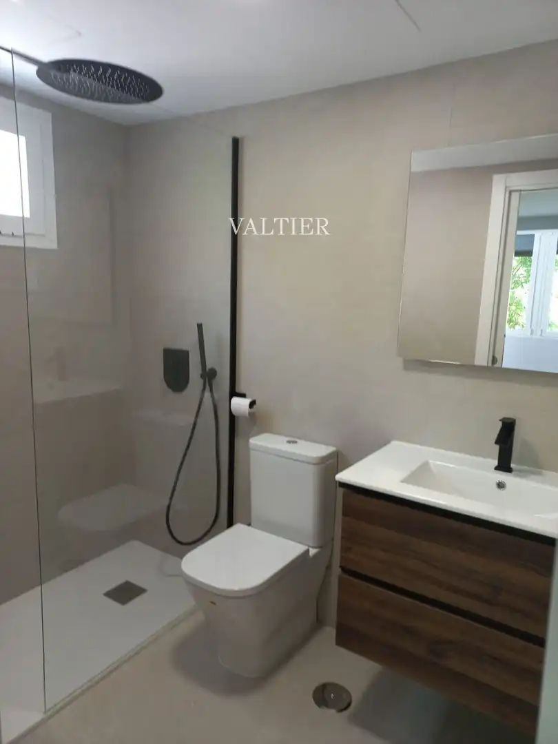Bathroom of Flat for rent in Madrid  with Air Conditioner