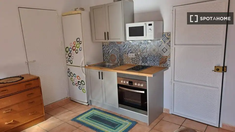 Cocina de Apartamento para compartir en Villanueva del Trabuco con Aire acondicionado, Terraza y Amueblado