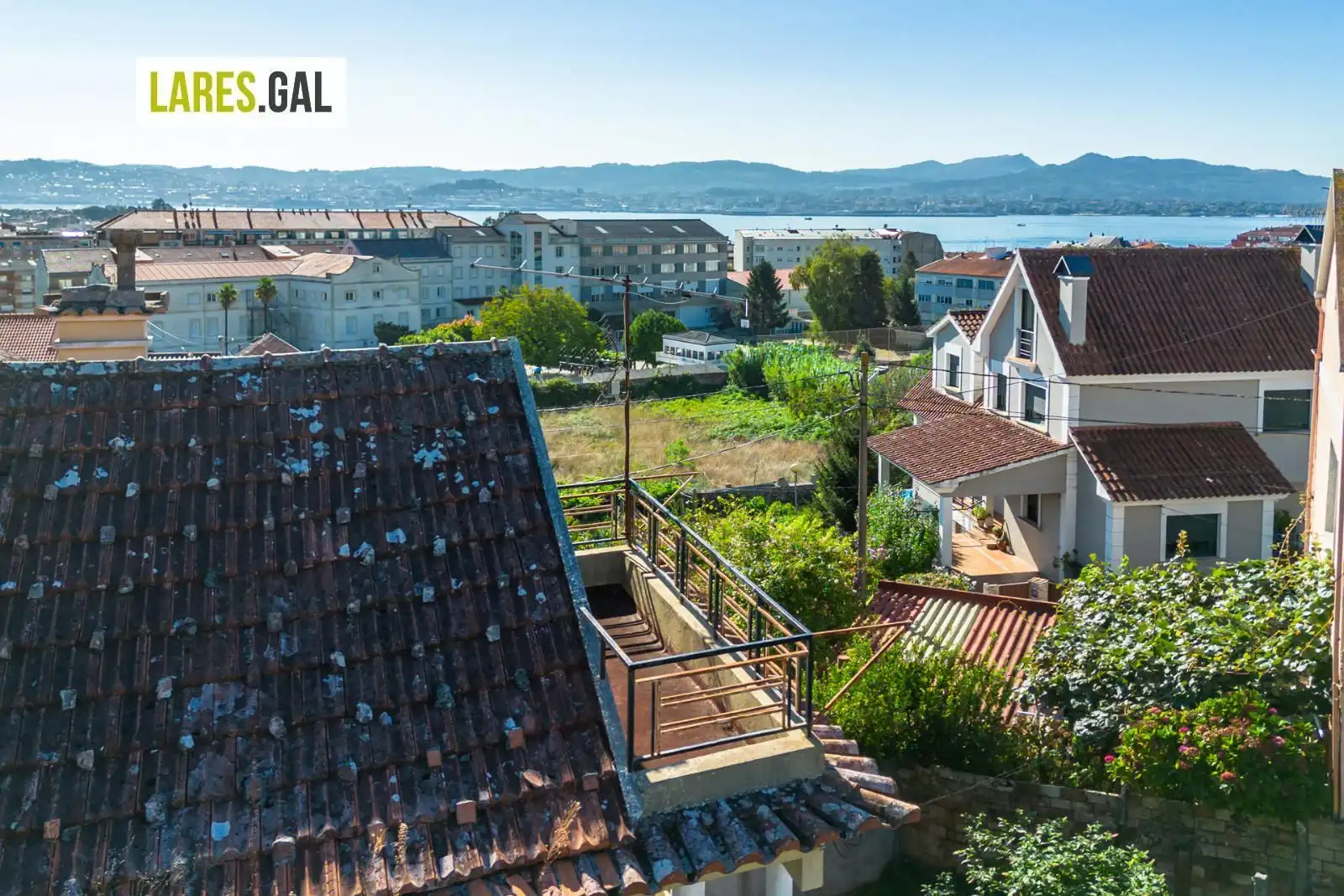 Vista exterior de Casa o xalet en venda en Cangas  amb Terrassa