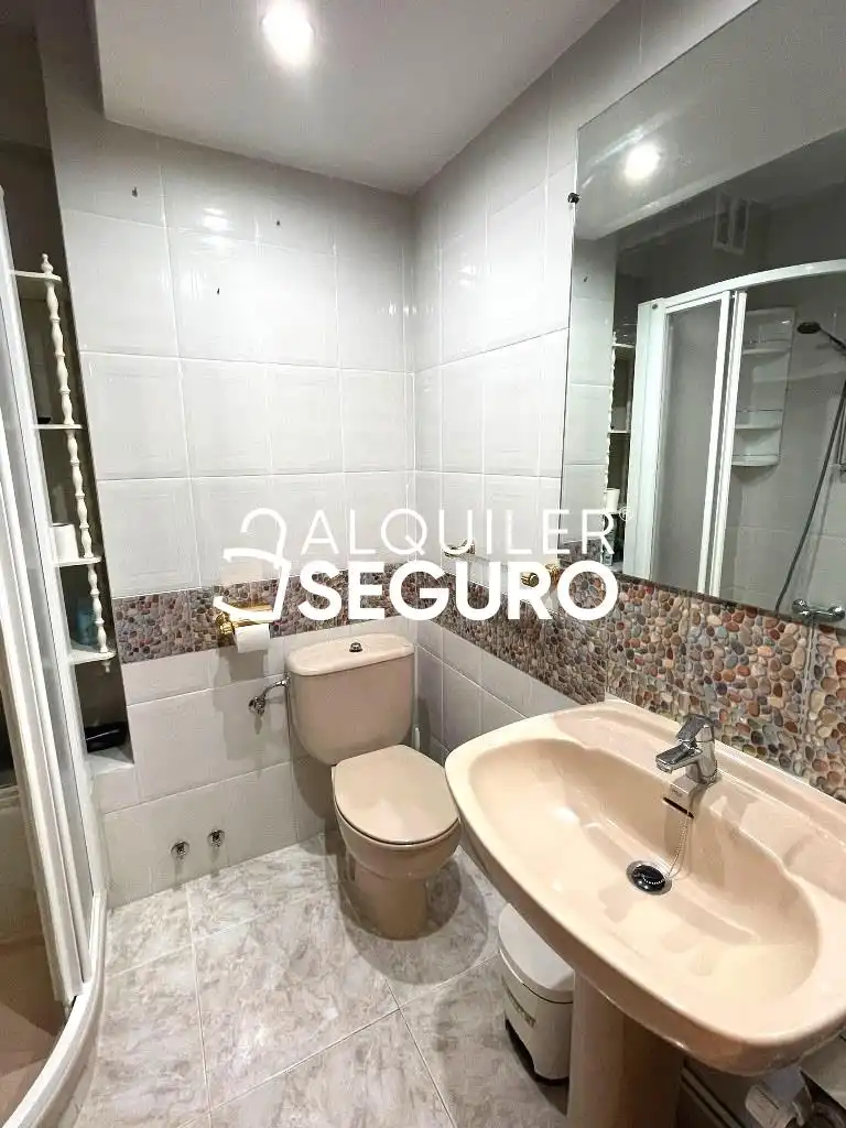 Bany de Pis de lloguer en Madrid amb Calefacció i Moblat