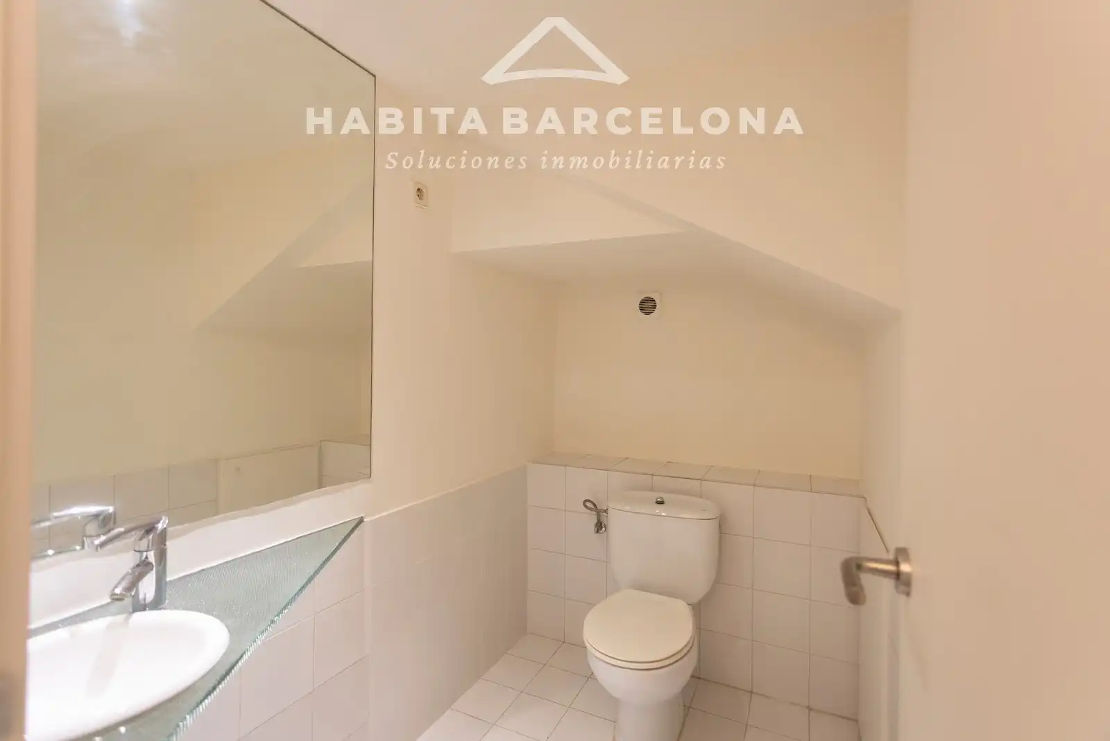 Bany de Casa o xalet de lloguer en Barcelona amb Aire condicionat, Calefacció i Jardí privat