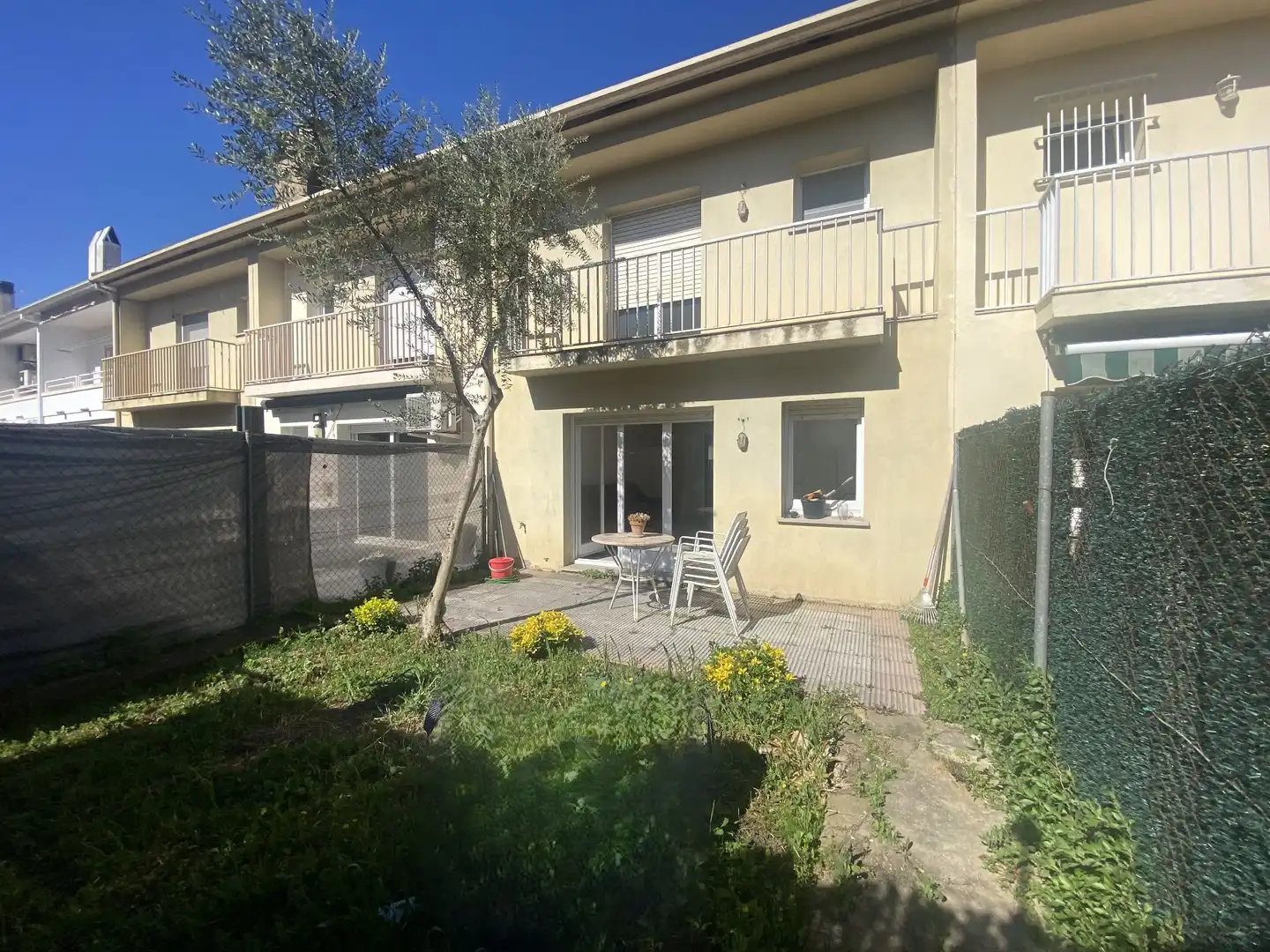 Vista exterior de Casa adosada en venta en Girona con Calefacción, Jardín privado y Terraza