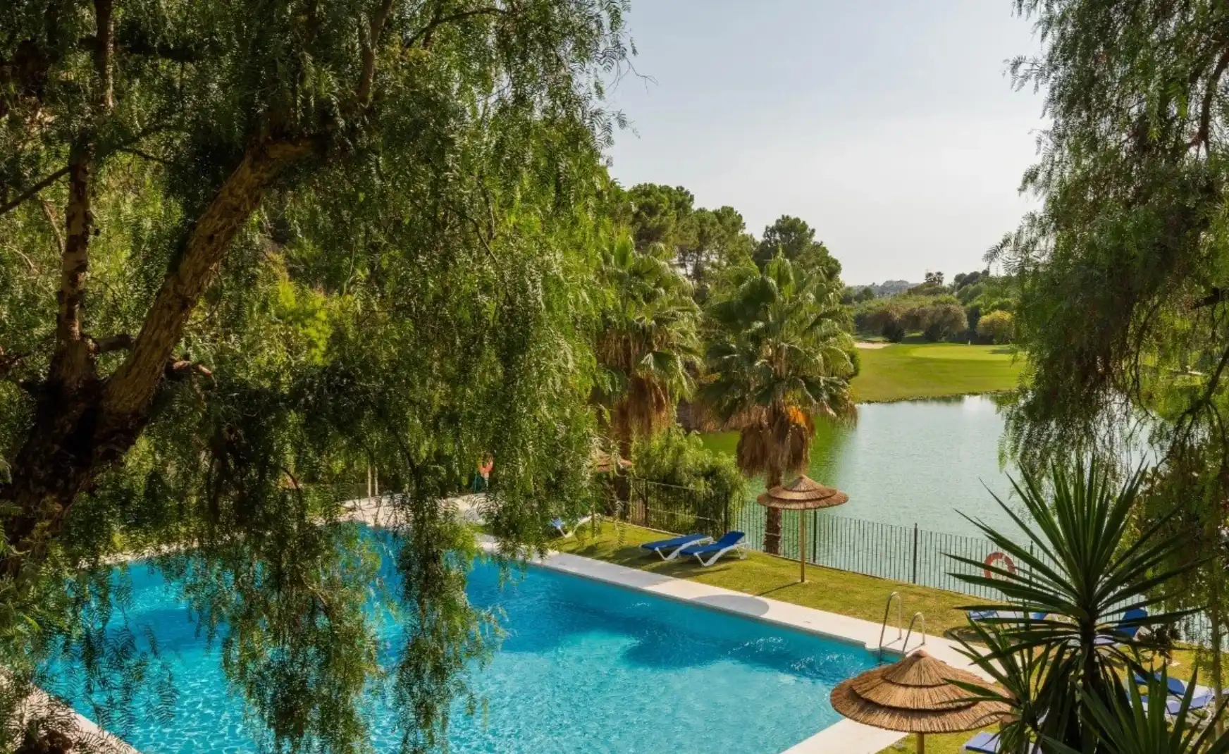 Piscina de Piso de alquiler en Benahavís con Aire acondicionado, Calefacción y Terraza