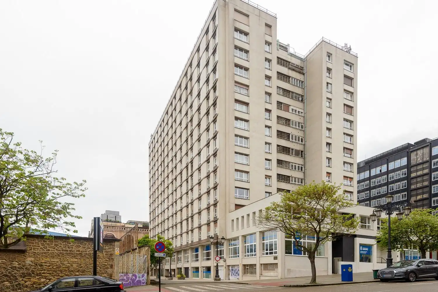 Vista exterior de Piso en venta en Oviedo  con Calefacción y Parquet