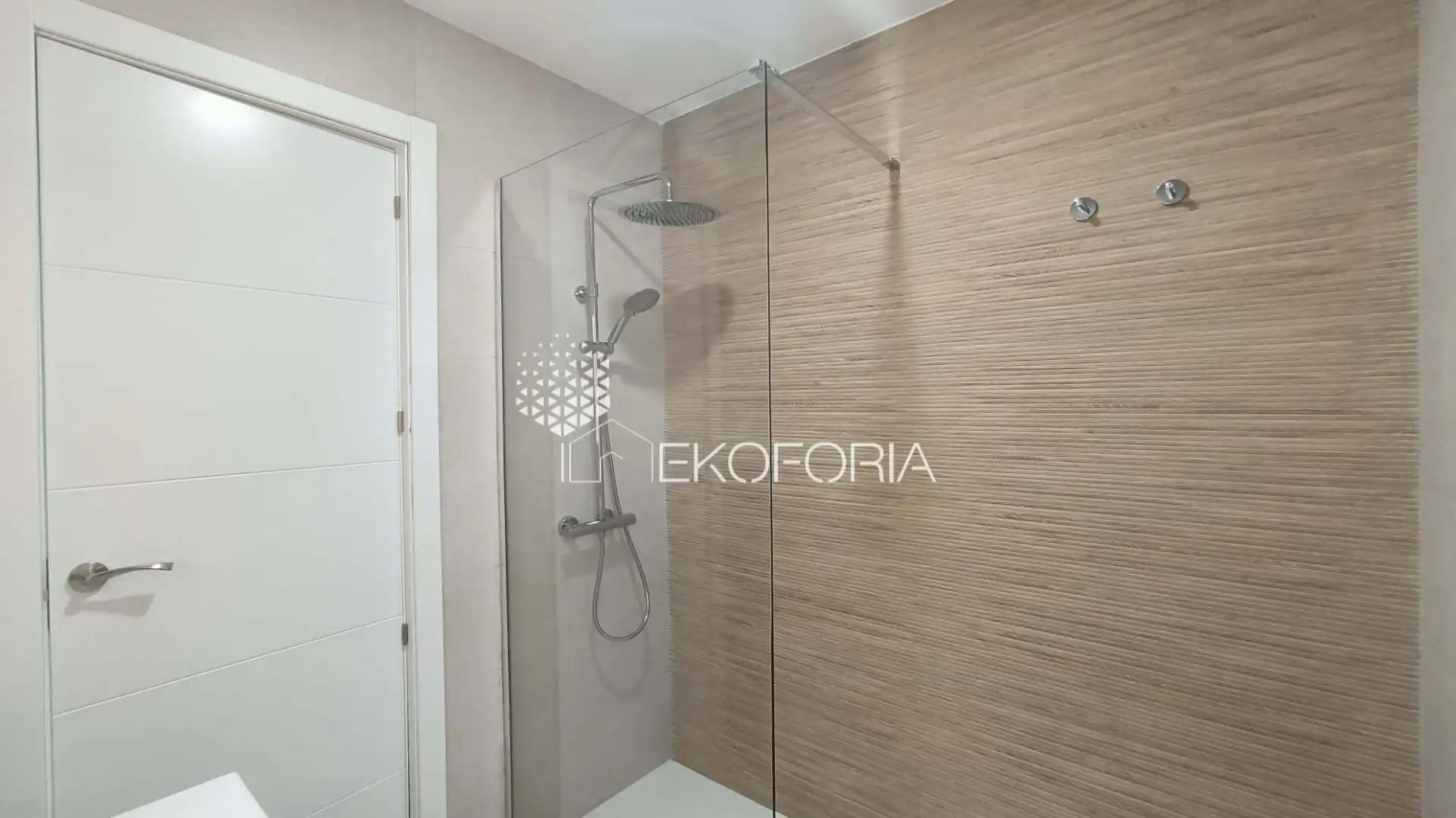 Baño de Piso en venta en Paterna con Aire acondicionado, Calefacción y Terraza